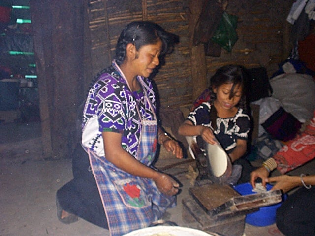 Zinacatan Tortillasbaeckerin.jpg - tortillas werden hier gebacken